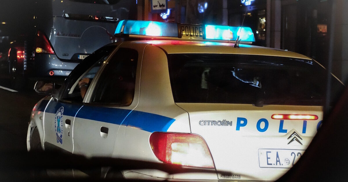 Πειραιάς:-Βγήκε-στο-μπαλκόνι-να-μιλήσει-στο-τηλέφωνο-κι-έπεσε-στο-κενό-–-Τα-σενάρια-που-εξετάζει-η-αστυνομία-για-τον-θάνατο-της-17χρονης