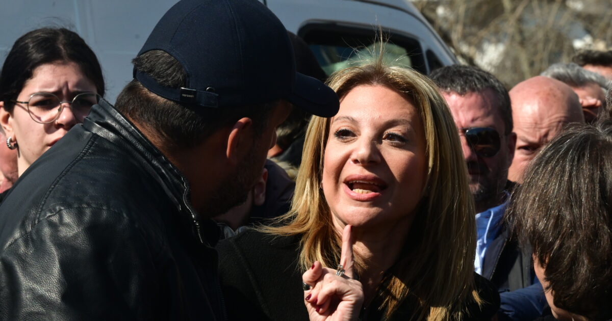 Ρούτσι-για-Καρυστιανού-στη-συγκέντρωση-για-τα-Τέμπη:-Δεν-ήθελε-να-περιμένει,-την-παρακαλούσα-να-μιλήσει