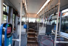 Άγρια-επίθεση-σε-λεωφορείο-στη-Γλυφάδα:-Κάρφωσε-στυλό-στο-μάτι-επιβάτη-–-Κουβαλούσε-και-μαχαίρι