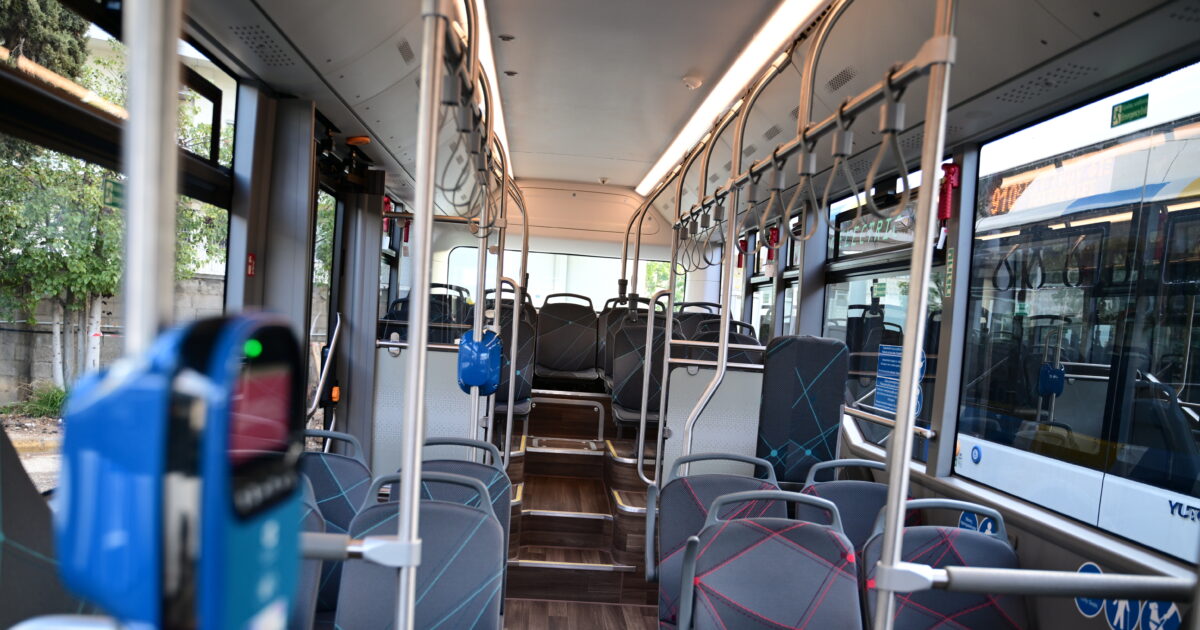 Άγρια-επίθεση-μέσα-σε-λεωφορείο-στη-Γλυφάδα:-Κάρφωσε-στυλό-στο-μάτι-επιβάτη-–-Κουβαλούσε-και-μαχαίρι