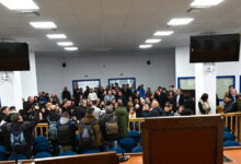 Δίκη-για-τα-Τέμπη:-Τα-αυστηρά-μέτρα-και-το-στοίχημα-της-«ανακαινισμένης»-αίθουσας-για-να-αποφευχθεί-νέο-χάος