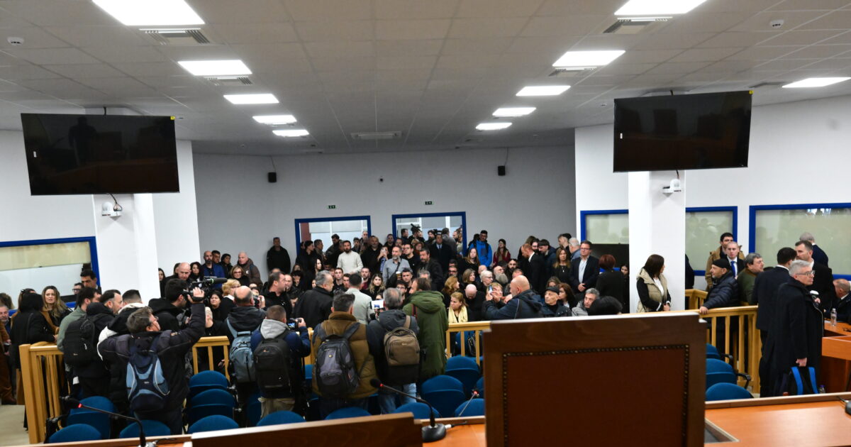 Δίκη-για-τα-Τέμπη:-Τα-αυστηρά-μέτρα-και-το-στοίχημα-της-«ανακαινισμένης»-αίθουσας-για-να-αποφευχθεί-νέο-χάος