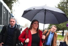 Ξεκινά-η-δίκη-των-Τεμπών:-Κωνσταντοπούλου-και-Πλακιάς-έφτασαν-στην-αίθουσα-Γαιόπολις-–-Κανείς-κατηγορούμενος-μέχρι-στιγμής