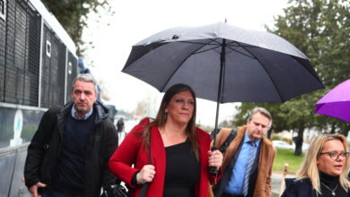 Ξεκινά-η-δίκη-των-Τεμπών:-Κωνσταντοπούλου-και-Πλακιάς-έφτασαν-στην-αίθουσα-Γαιόπολις-–-Κανείς-κατηγορούμενος-μέχρι-στιγμής