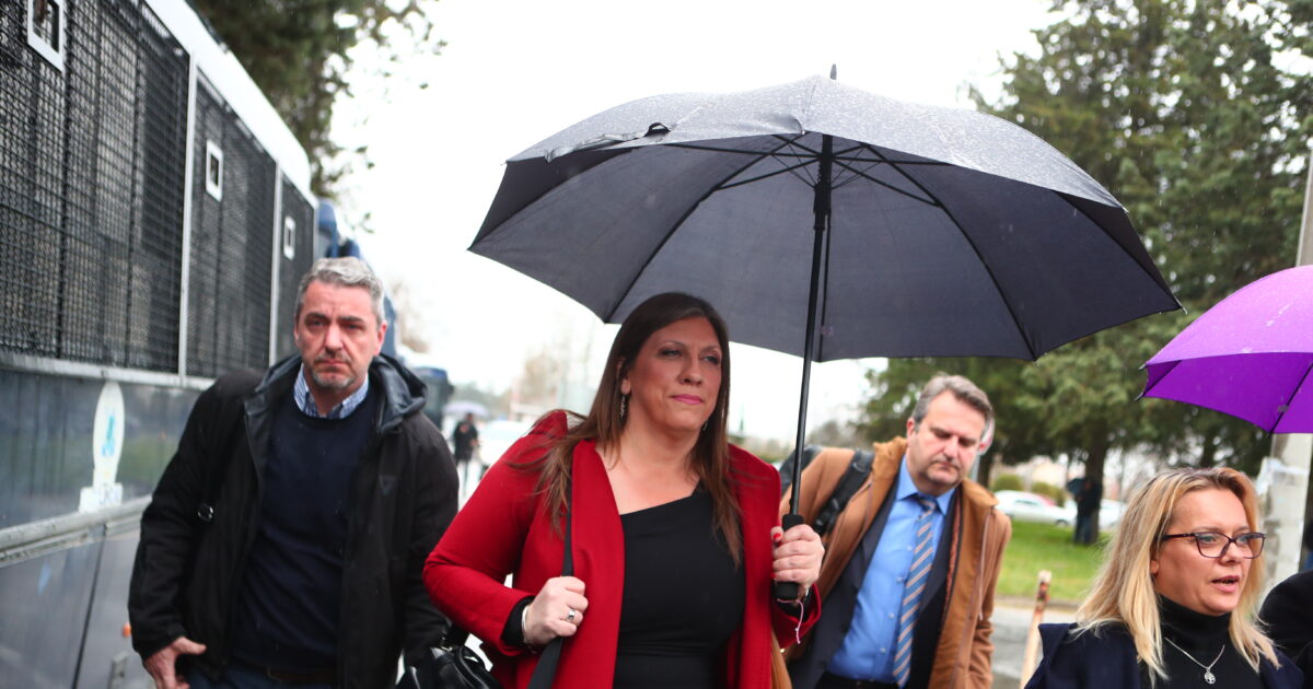 Ξεκινά-η-δίκη-των-Τεμπών:-Κωνσταντοπούλου-και-Πλακιάς-έφτασαν-στην-αίθουσα-Γαιόπολις-–-Κανείς-κατηγορούμενος-μέχρι-στιγμής