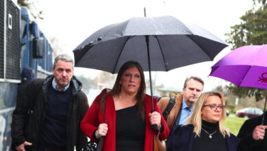 Η-Ζωή-Κωνσταντοπούλου-στη-δίκη-των-Τεμπών:-«Αυτοί-που-σκότωσαν-τα-παιδιά,-θα-έπρεπε-να-είναι-με-σκυμμένο-το-κεφάλι»