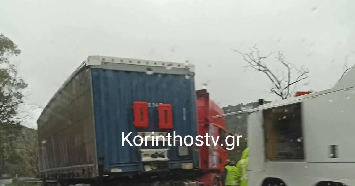 Κακοκαιρία-erminio:-Νταλίκα-«δίπλωσε»-στην-παλιά-εθνική-οδό-Κορίνθου-–-Άργους,-από-το-ένα-ρεύμα-η-κυκλοφορία