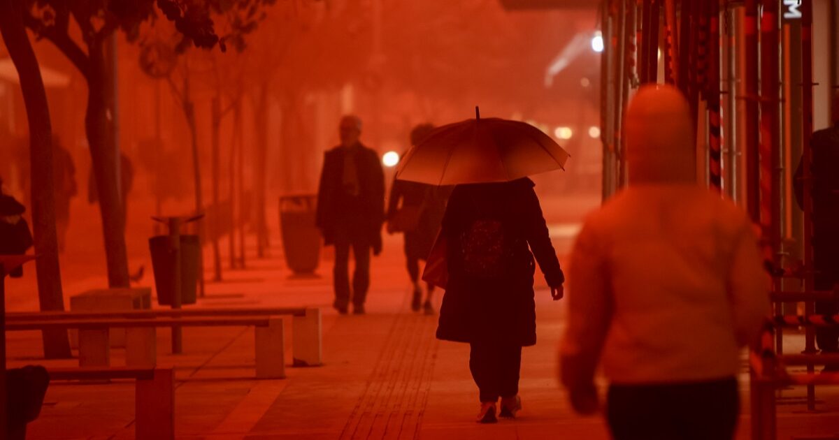 Σαρώνει-η-κακοκαιρία-erminio:-Δύο-περιοχές-σε-κόκκινο-συναγερμό,-μέχρι-πότε-θα-διαρκέσει-η-σκόνη
