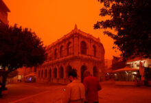 Αφρικανική-σκόνη-στην-Κρήτη:-Η-viral-γιαγιά-που-ανησυχεί-για-την-Δευτέρα-Παρουσία-και-οι-εικόνες-που-κάνουν-τον-γύρο-του-κόσμου