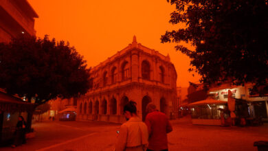 Αφρικανική-σκόνη-στην-Κρήτη:-Η-viral-γιαγιά-που-ανησυχεί-για-την-Δευτέρα-Παρουσία-και-οι-εικόνες-που-κάνουν-τον-γύρο-του-κόσμου
