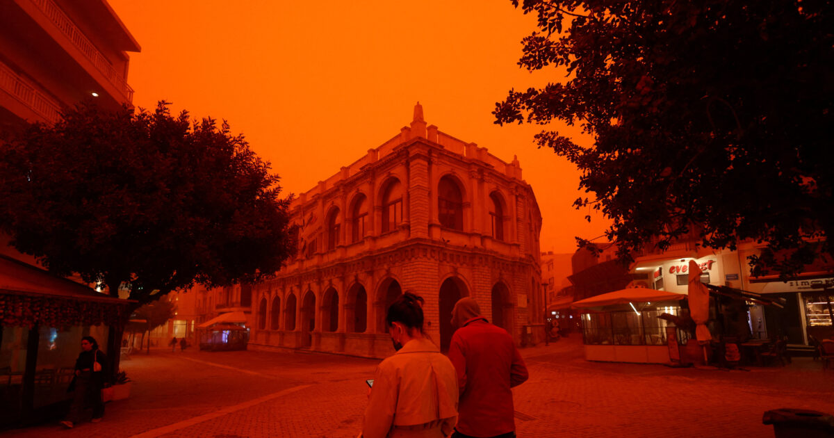 Αφρικανική-σκόνη-στην-Κρήτη:-Η-viral-γιαγιά-που-ανησυχεί-για-την-Δευτέρα-Παρουσία-και-οι-εικόνες-που-κάνουν-τον-γύρο-του-κόσμου