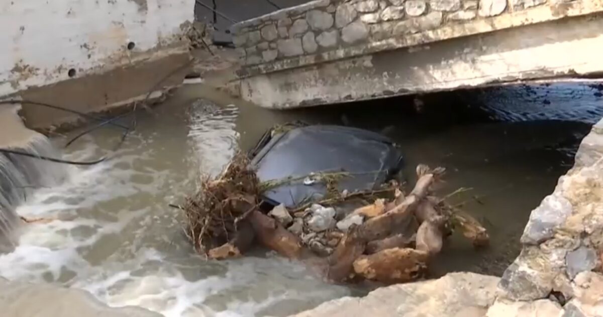 Κακοκαιρία-erminio:-Εικόνες-καταστροφής-στον-Πόρο-–-Μπαζωμένο-ρέμα-«φούσκωσε»-σε-ορμητικό-χείμαρρο
