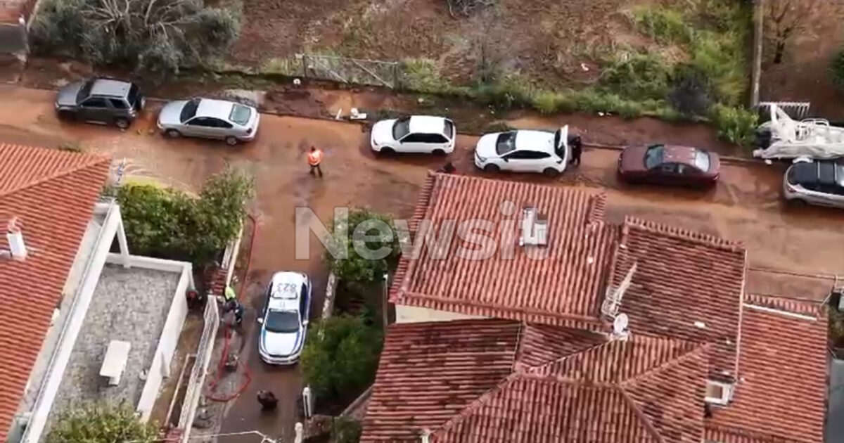 Νέα-Μάκρη:-to-drone-του-newsit.gr-στο-σημείο-όπου-παρασύρθηκε-από-ρέμα-ο-54χρονος-–-Λάσπες,-κλειστοί-δρόμοι-και-απελπισία