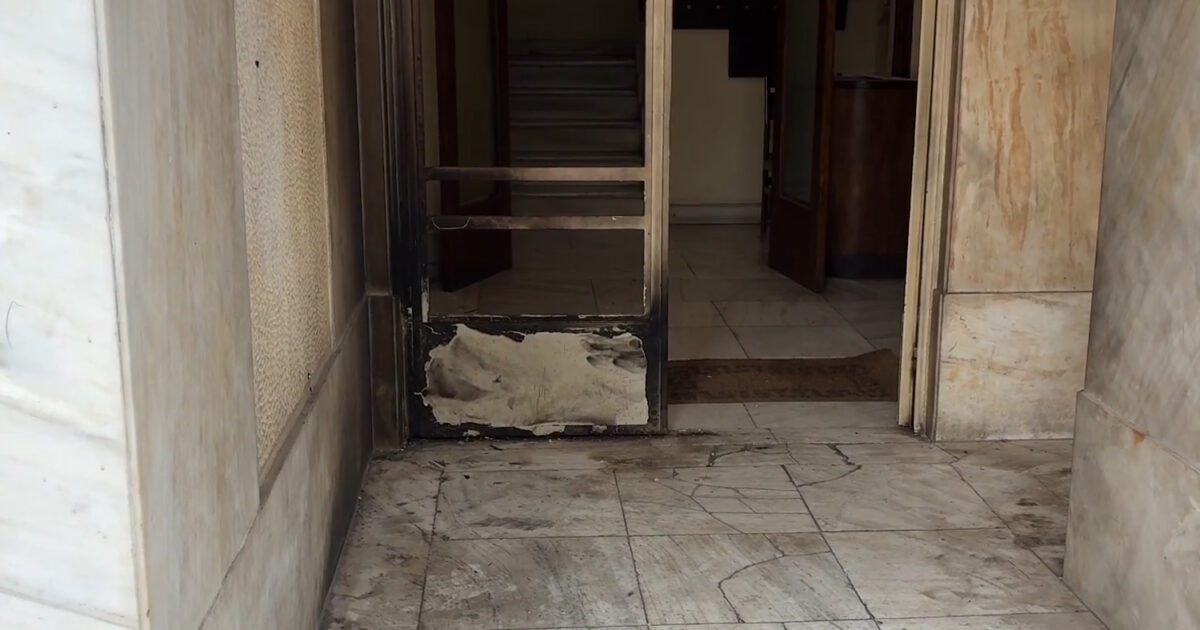 Κυψέλη:-Εμπρηστική-επίθεση-με-γκαζάκια-σε-δικηγορικό-γραφείο