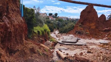 Κακοκαιρία-erminio:-Δρόμος-κατέρρευσε-και-έγινε-χαράδρα-στην-Καλλιτεχνούπολη