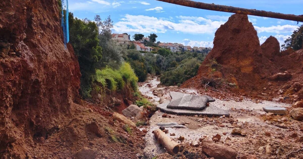 Κακοκαιρία-erminio:-Δρόμος-κατέρρευσε-και-έγινε-χαράδρα-στην-Καλλιτεχνούπολη