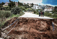 Κακοκαιρία-erminio:-Δρόμος-κατέρρευσε-και-έγινε-χαράδρα-μήκους-10-μέτρων-στην-Καλλιτεχνούπολη