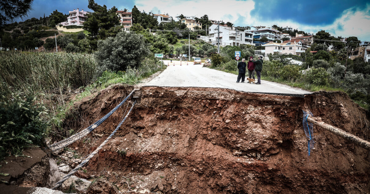 Κακοκαιρία-erminio:-Δρόμος-κατέρρευσε-και-έγινε-χαράδρα-μήκους-10-μέτρων-στην-Καλλιτεχνούπολη