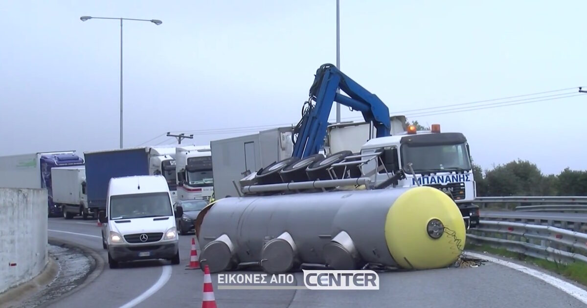 Καβάλα:-Ανατροπή-βυτιοφόρου-στην-Εγνατία-στο-ύψος-του-Παληού-–-Άνοιξε-ο-δρόμος-έπειτα-από-επιχείρηση-απομάκρυνσης