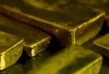 Γλυφάδα:-Αετονύχηδες-«βούτηξαν»-από-59χρονο-2.500-ευρώ-και-ράβδους-χρυσού-τυλιγμένες-σε-αλουμινόχαρτο-–-Η-απάτη-που-οδήγησε-στη-σύλληψη