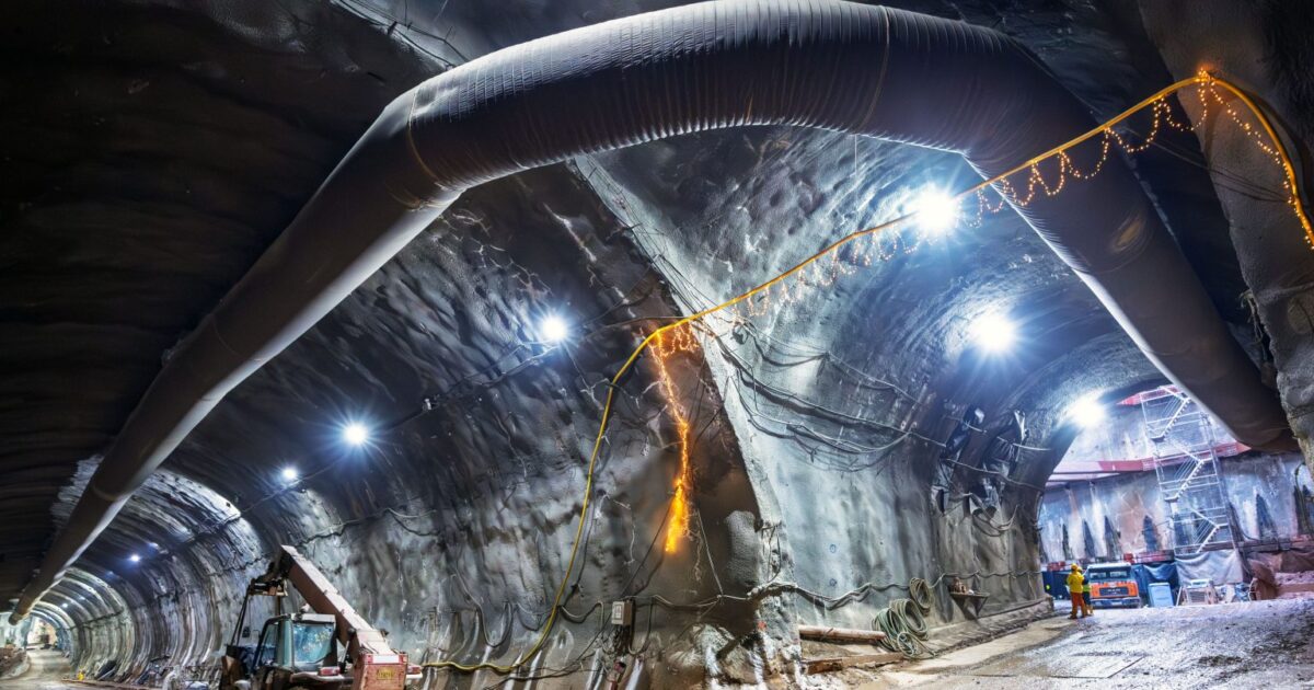 Ο-μετροπόντικας-«Νίκη»-πέρασε-από-την-Κυψέλη-και-κατευθύνεται-προς-Αλεξάνδρας,-Εξάρχεια-και-Κολωνάκι